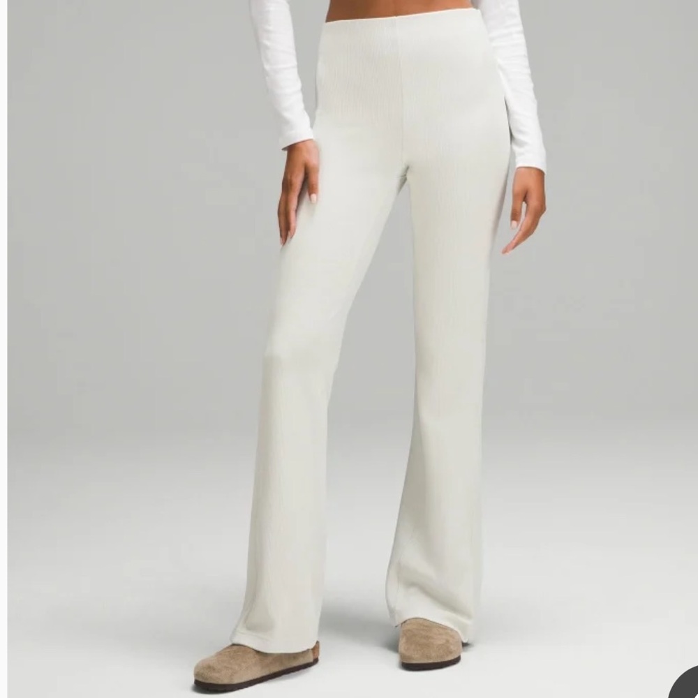 NWOT! Ribbed Lululemon Peach Fuzz Softstreme Bone Flared Pant with Zippers